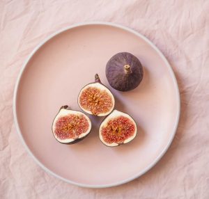 A picture of 4 figs cut open to represent the uterus and foods to eat during the 2 week wait